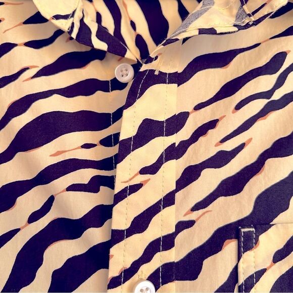 Everlane Men’s The Poplin Short-Sleeve Shirt in tiger print - Picture 5 of 9